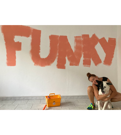 Ana, fondatoarea Funky Pets, cu câinele ei